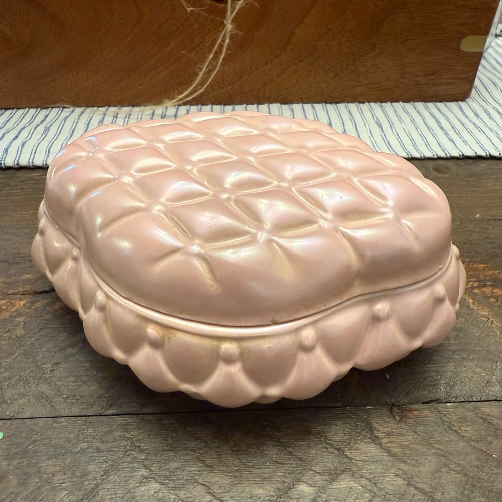 De La Rosa 320 California Vintage Quilted Ceramic Trinket Box. Pink white